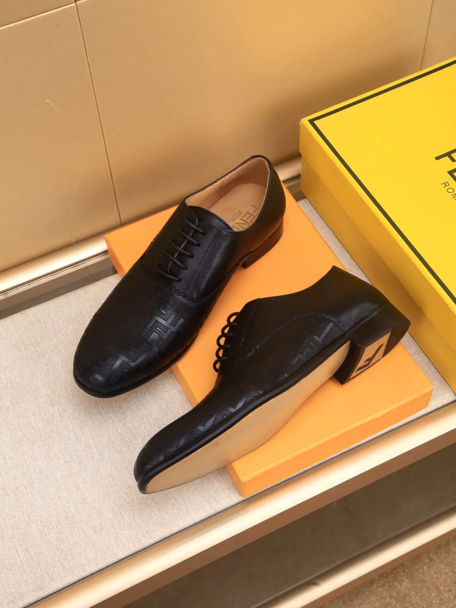 Men's shoes💰460 🕷🕷【FENDI】The latest men's formal leather shoes🇨🇳Classic series not to be missed💯The first layer is made of imported first-layer cowhide☘Original quality, the leather is smooth and delicate🎋Awesome version, perfect streamlined outline🍇🐮Leather lining, code number 39-44...(customized at 38.45.46.47)